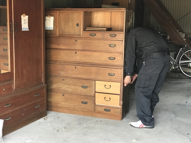 相続した家に家具が大量に残っている場合はどうする? トラブル